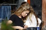 Amsterdam 30 september 2015 
Doutzen Kroes met manager Sarah Keller en PA op terras.