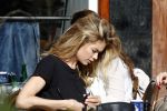 Amsterdam 30 september 2015 
Doutzen Kroes met manager Sarah Keller en PA op terras.