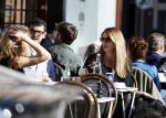 Amsterdam 30 september 2015 
Doutzen Kroes met manager Sarah Keller en PA op terras.