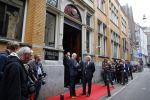 Amsterdam 6 oktober 2015
Koningin Maxima bij symposium platform wijzer in geldzaken in het Tobacco theater, 
Eberhard v d Laan ontvangt haar.