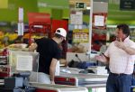 Sevilla 13/14 oktober 2015
Rafael v d Vaart heeft bezoek van zijn vriendin Christie die bij hem op bezoek is in zijn huis in Sevilla. Rafael wordt aangesproken door Edwin Bredius terwijl hij boodschappen doet in de supermarkt.