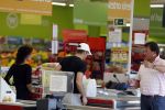 Sevilla 13/14 oktober 2015
Rafael v d Vaart heeft bezoek van zijn vriendin Christie die bij hem op bezoek is in zijn huis in Sevilla. Rafael wordt aangesproken door Edwin Bredius terwijl hij boodschappen doet in de supermarkt.