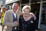 Rijswijk 1 oktober 2015
Erica Terpstra bij opening van haar kapper zijn kapsalon. Franklin Brown staat te zingen.