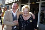 Rijswijk 1 oktober 2015
Erica Terpstra bij opening van haar kapper zijn kapsalon. Franklin Brown staat te zingen.