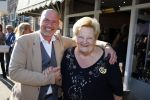 Rijswijk 1 oktober 2015
Erica Terpstra bij opening van haar kapper zijn kapsalon. Franklin Brown staat te zingen.