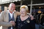 Rijswijk 1 oktober 2015
Erica Terpstra bij opening van haar kapper zijn kapsalon. Franklin Brown staat te zingen.