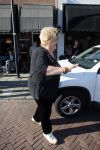 Rijswijk 1 oktober 2015
Erica Terpstra bij opening van haar kapper zijn kapsalon. Franklin Brown staat te zingen.