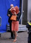 Den Haag 15 september 2015
Prinsjesdag 2015 met Koning Willem Alexander Koningin Maxima prins Constantijn en Prinses Laurentien. Dit jaar wordt de gouden koets voorlopig voor het laatst gebruikt. De hoed van de vrouw van Fred Teeven waait weg
