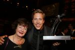 Amsterdam 15 oktober 2015
Uitreiking van de 50e televizierring in carre. Freek Vonk met ontwerpster beeldje