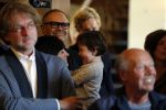 Baarn 4 oktober 2015
Presentatie boek Belinda Meuldijk in kasteel Groeneveld.
Aanwezig Thierry Duval Rob de Nijs Henriette de Nijs Julis Joshi en Robert.
Willeke Alberti krijgt het eerste boek.