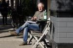 Amsterdam 29 september 2015
Huub Stapel neemt in het zonnetje het script van de nieuwe politieserie Flikken Rotterdam door.