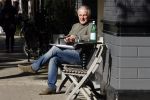 Amsterdam 29 september 2015
Huub Stapel neemt in het zonnetje het script van de nieuwe politieserie Flikken Rotterdam door.