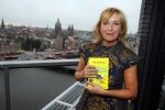 Amsterdam 5 oktober 2015
Presentatie boek inge Ipenburg bij het double Tree hotel.
Jan Kooijman ontvangt het eerste boek.