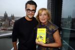 Amsterdam 5 oktober 2015
Presentatie boek inge Ipenburg bij het double Tree hotel.
Jan Kooijman ontvangt het eerste boek.
