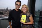 Amsterdam 5 oktober 2015
Presentatie boek inge Ipenburg bij het double Tree hotel.
Jan Kooijman ontvangt het eerste boek.