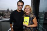 Amsterdam 5 oktober 2015
Presentatie boek inge Ipenburg bij het double Tree hotel.
Jan Kooijman ontvangt het eerste boek.