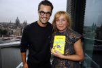 Amsterdam 5 oktober 2015
Presentatie boek inge Ipenburg bij het double Tree hotel.
Jan Kooijman ontvangt het eerste boek.