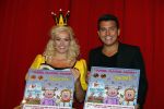 Hilversum 27 september 2015
Premiere twee kleine kleutertjes met Monique Smit naar verhaal van Jan Smit. Ze krijgen uit handen van edsilia Rombley dubbel platina.