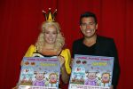 Hilversum 27 september 2015
Premiere twee kleine kleutertjes met Monique Smit naar verhaal van Jan Smit. Ze krijgen uit handen van edsilia Rombley dubbel platina.