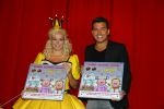 Hilversum 27 september 2015
Premiere twee kleine kleutertjes met Monique Smit naar verhaal van Jan Smit. Ze krijgen uit handen van edsilia Rombley dubbel platina.