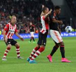 Eindhoven, 15 September 2015
CL 2015/2016
Eerste wedstrijd PSV-Manchester United, eindstand 2-1
Jeffrey Bruma in duel met Anthony Martial