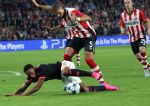 Eindhoven, 15 September 2015
CL 2015/2016
Eerste wedstrijd PSV-Manchester United, eindstand 2-1
Jeffrey Bruma in duel met Anthony Martial
