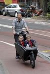 Amsterdam 5 oktober 2015
Johnny Heitinga met zijn kinderen Jezebel en Lennox in de bakfiets.