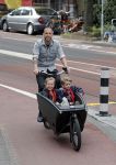 Amsterdam 5 oktober 2015
Johnny Heitinga met zijn kinderen Jezebel en Lennox in de bakfiets.