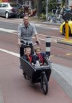 Amsterdam 5 oktober 2015
Johnny Heitinga met zijn kinderen Jezebel en Lennox in de bakfiets.