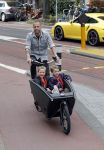 Amsterdam 5 oktober 2015
Johnny Heitinga met zijn kinderen Jezebel en Lennox in de bakfiets.