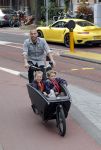 Amsterdam 5 oktober 2015
Johnny Heitinga met zijn kinderen Jezebel en Lennox in de bakfiets.