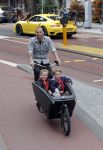 Amsterdam 5 oktober 2015
Johnny Heitinga met zijn kinderen Jezebel en Lennox in de bakfiets.