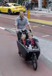 Amsterdam 5 oktober 2015
Johnny Heitinga met zijn kinderen Jezebel en Lennox in de bakfiets.