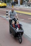 Amsterdam 5 oktober 2015
Johnny Heitinga met zijn kinderen Jezebel en Lennox in de bakfiets.