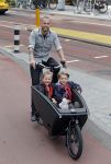 Amsterdam 5 oktober 2015
Johnny Heitinga met zijn kinderen Jezebel en Lennox in de bakfiets.