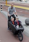 Amsterdam 5 oktober 2015
Johnny Heitinga met zijn kinderen Jezebel en Lennox in de bakfiets.