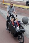 Amsterdam 5 oktober 2015
Johnny Heitinga met zijn kinderen Jezebel en Lennox in de bakfiets.