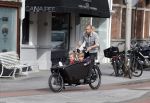 Amsterdam 5 oktober 2015
Johnny Heitinga met zijn kinderen Jezebel en Lennox in de bakfiets.