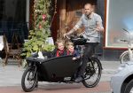Amsterdam 5 oktober 2015
Johnny Heitinga met zijn kinderen Jezebel en Lennox in de bakfiets.
