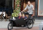 Amsterdam 5 oktober 2015
Johnny Heitinga met zijn kinderen Jezebel en Lennox in de bakfiets.