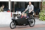 Amsterdam 5 oktober 2015
Johnny Heitinga met zijn kinderen Jezebel en Lennox in de bakfiets.
