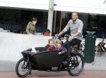 Amsterdam 5 oktober 2015
Johnny Heitinga met zijn kinderen Jezebel en Lennox in de bakfiets.