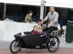Amsterdam 5 oktober 2015
Johnny Heitinga met zijn kinderen Jezebel en Lennox in de bakfiets.