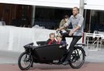 Amsterdam 5 oktober 2015
Johnny Heitinga met zijn kinderen Jezebel en Lennox in de bakfiets.