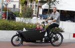 Amsterdam 5 oktober 2015
Johnny Heitinga met zijn kinderen Jezebel en Lennox in de bakfiets.