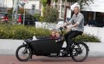 Amsterdam 5 oktober 2015
Johnny Heitinga met zijn kinderen Jezebel en Lennox in de bakfiets.
