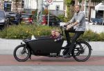 Amsterdam 5 oktober 2015
Johnny Heitinga met zijn kinderen Jezebel en Lennox in de bakfiets.