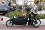 Amsterdam 5 oktober 2015
Johnny Heitinga met zijn kinderen Jezebel en Lennox in de bakfiets.