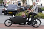 Amsterdam 5 oktober 2015
Johnny Heitinga met zijn kinderen Jezebel en Lennox in de bakfiets.