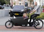 Amsterdam 5 oktober 2015
Johnny Heitinga met zijn kinderen Jezebel en Lennox in de bakfiets.